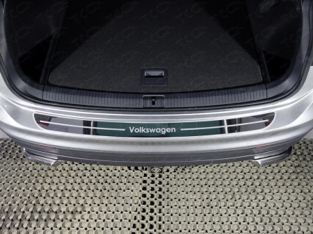 Volkswagen Tiguan 2017- Накладка на задний бампер (лист зеркальный надпись Volkswagen)	